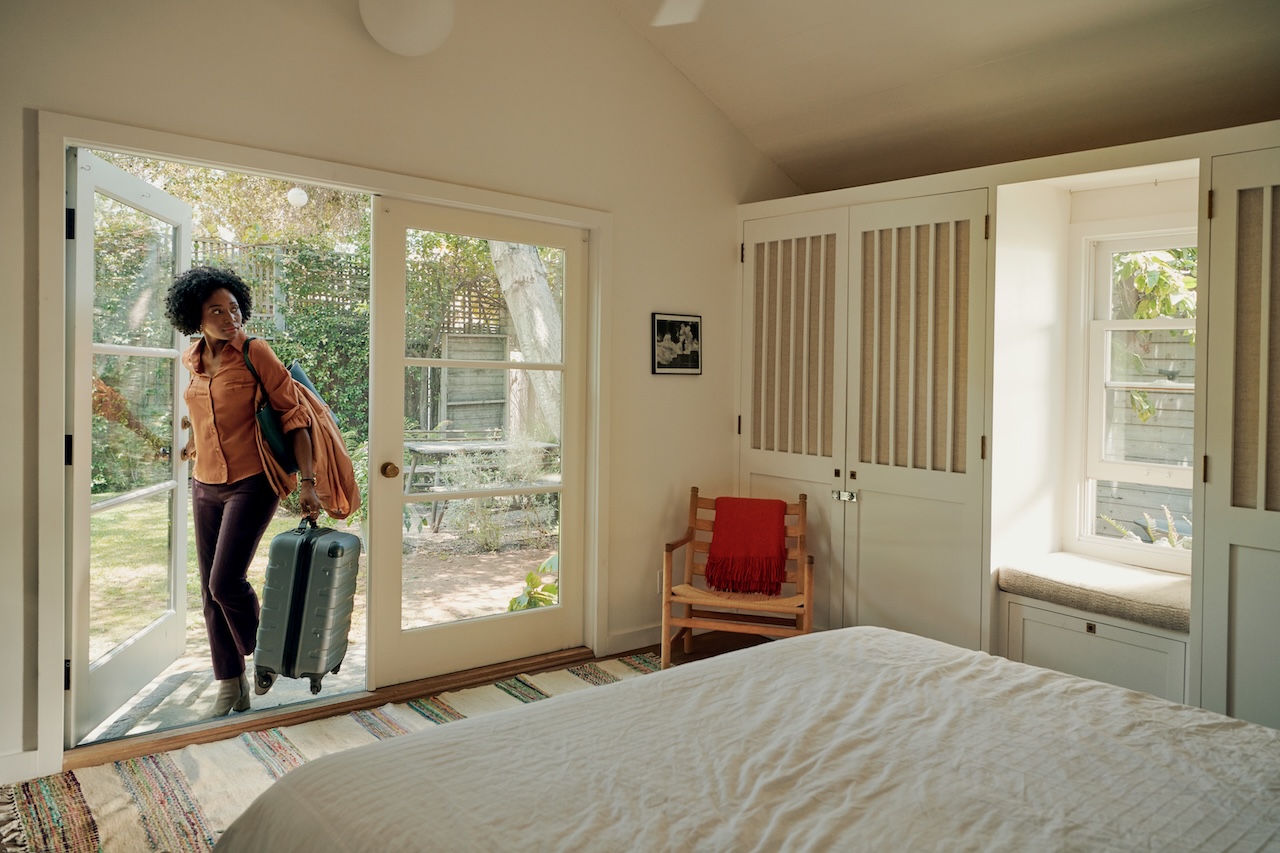 Airbnb expands offer to include AI tools, airport rides, and World Cup experiences