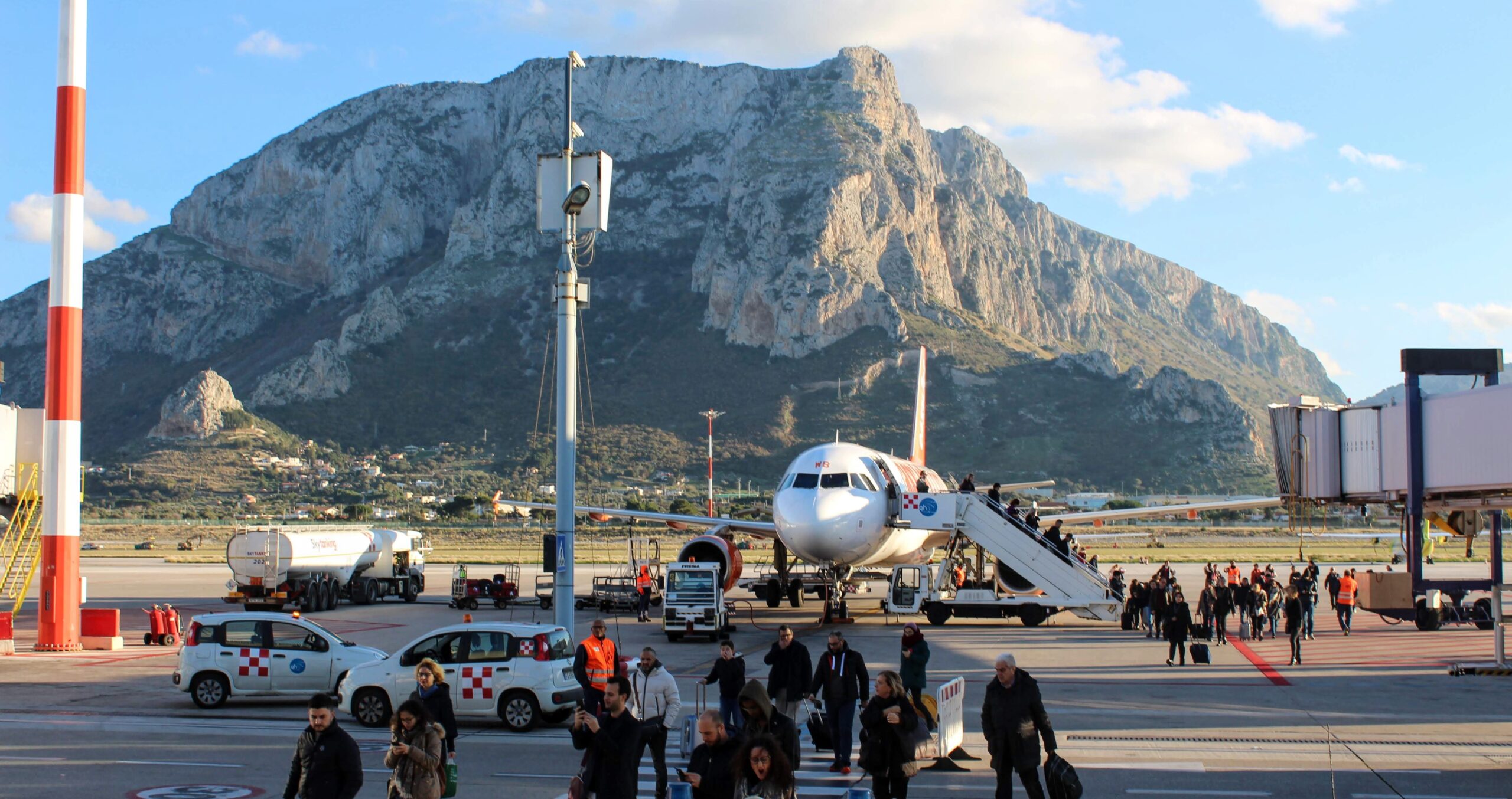 Mount Etna eruption disrupts Catania Airport flights again
